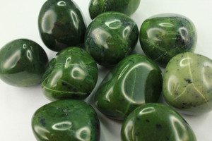 У нефрита есть и другие названия: почечный камень; таирский камень; жад; камень маори